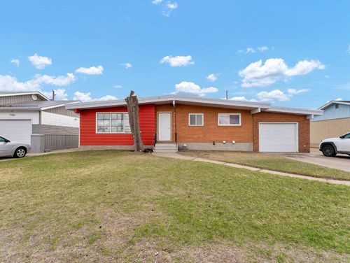 561 12 St Nw, Medicine Hat, AB, T1A6R3 | Card Image