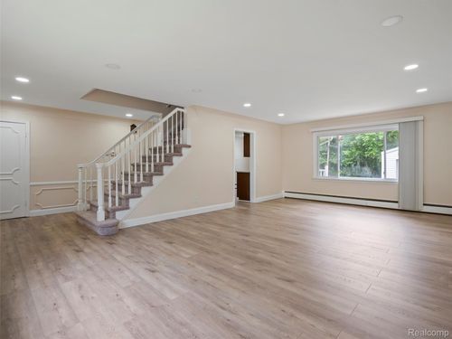 24034 Meadowlark St, Oak Park, MI, 48237-2277 | Card Image
