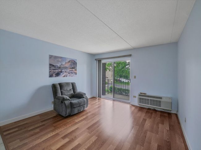 APT-202 - 5600 Astor Ln, Condo with 2 bedrooms, 1 bathrooms and 2 parking in Rolling Meadows IL | Image 6