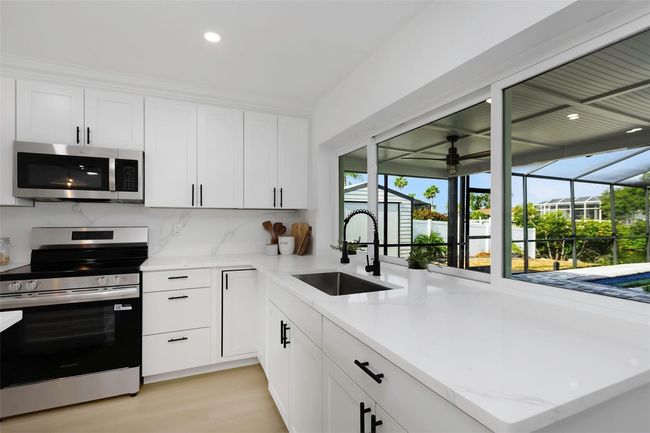 6508 Senegal Palm Way, House other with 3 bedrooms, 2 bathrooms and null parking in APOLLO BEACH FL | Image 13