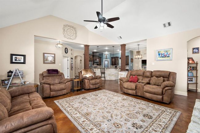 20585 Highway 146 N, Home with 3 bedrooms, 3 bathrooms and 3 parking in Liberty TX | Image 6