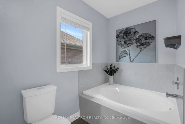 172 Denise Cir, House attached with 4 bedrooms, 4 bathrooms and 2 parking in Newmarket ON | Image 24