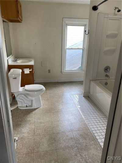 Upstairs Bathroom | Image 3