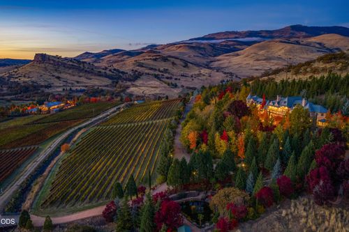 200 Belle Fiore Ln, Ashland, OR, 97520-9682 | Card Image