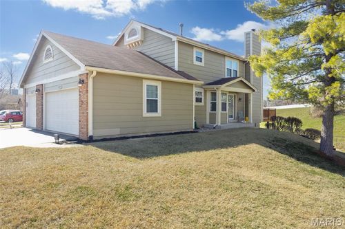 12075 Autumn Lakes Dr, Maryland Heights, MO, 63043-4923 | Card Image