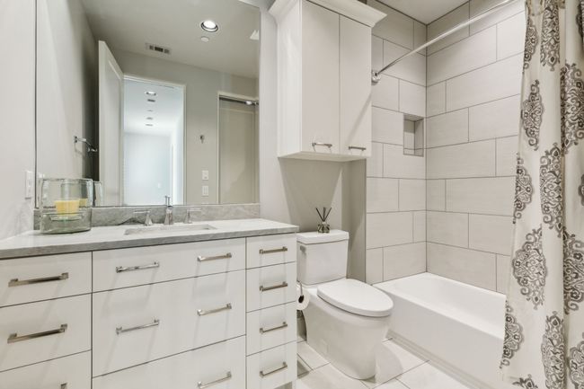 Full bathroom upstairs | Image 23