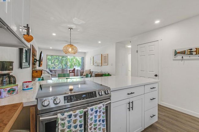 UNIT-212 - 325 Kitty Hawk Rd, Condo with 2 bedrooms, 1 bathrooms and 1 parking in Alameda CA | Image 6