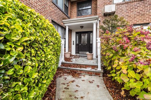 apt-d15-1209 Broadway, Hewlett, NY, 11557-2429 | Card Image