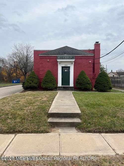 209 Center St, Lakehurst, NJ, 08733-3004 | Card Image