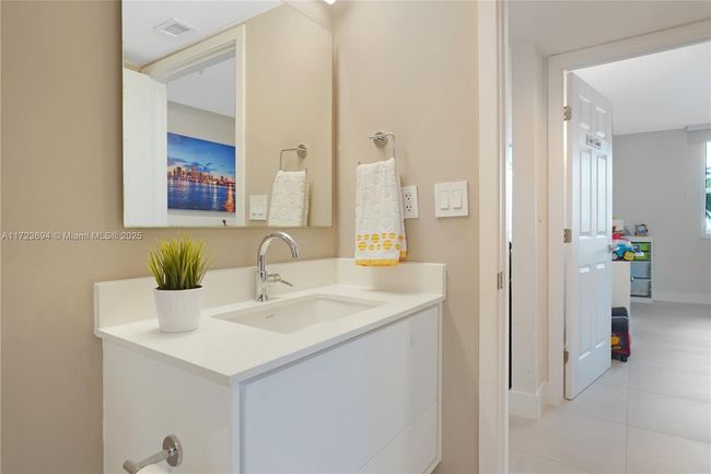 APT-704 - 1155 Brickell Bay Dr, Condo with 3 bedrooms, 2 bathrooms and null parking in Miami FL | Image 39