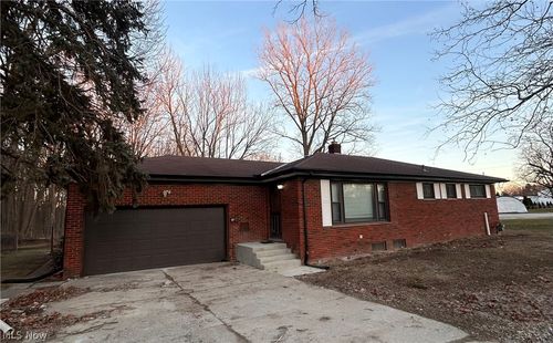 8523 Columbia Rd, Olmsted Falls, OH, 44138-2207 | Card Image