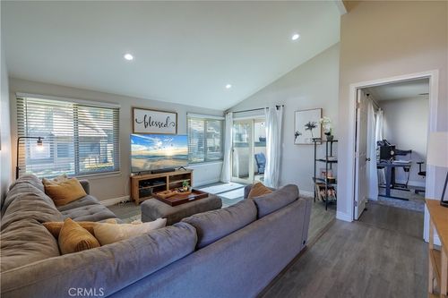 1422 Camelot Dr, Corona, CA, 92882 | Card Image