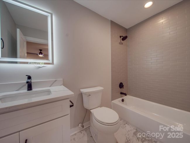 full bath on Main | Image 15