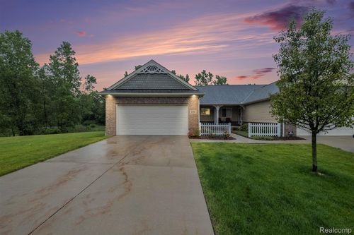 698 Shoreline Dr, Fenton, MI, 48430-4156 | Card Image