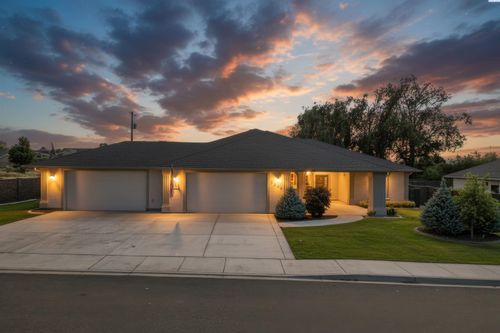 3221 Road 71st Pl, Pasco, WA, 99301-8065 | Card Image