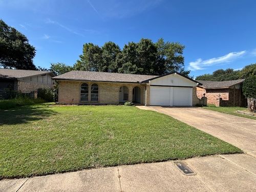 2304 Vineyard Dr, Arlington, TX, 76015-2025 | Card Image