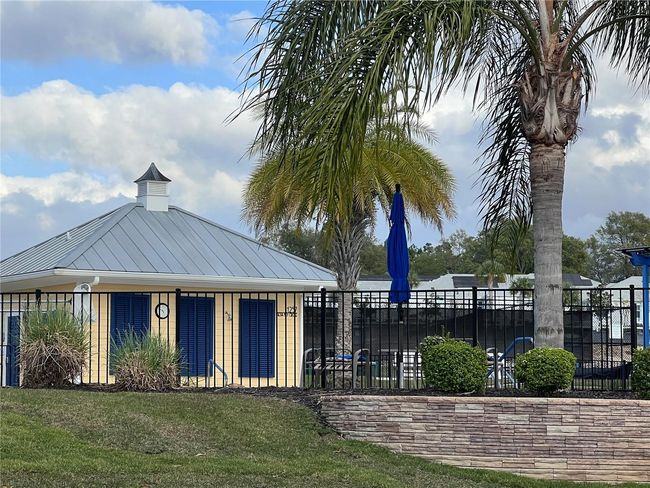987 Fiesta Key Cir, House other with 2 bedrooms, 2 bathrooms and null parking in LADY LAKE FL | Image 5
