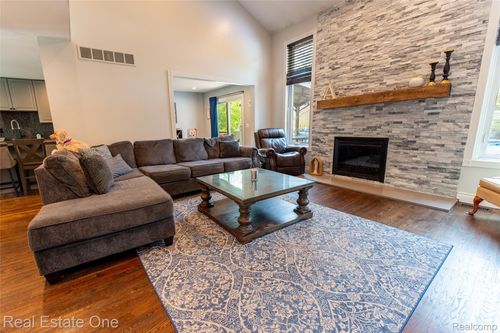3928 Nearing Rd, Rochester Hills, MI, 48309-4141 | Card Image