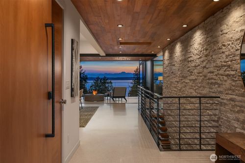 2825 Magnolia Boulevard W, Seattle, WA, 98199 | Card Image