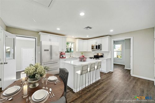 212 S Walnut Ave, Luling, TX, 78648-2432 | Card Image
