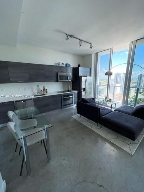 ph06-151 Se 1st St, Miami, FL, 33131-1418 | Card Image