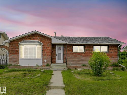 9528 151 Ave Nw, Edmonton, AB, T5E2R3 | Card Image