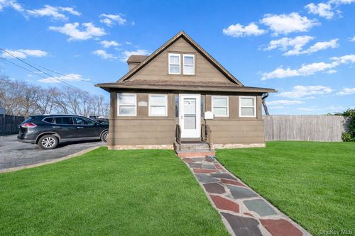 61 River Ave, Patchogue, NY, 11772-3308 | Card Image