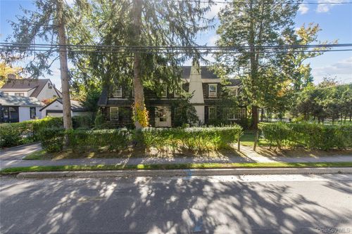 26 Vista Hill Rd, Great Neck, NY, 11021-1528 | Card Image