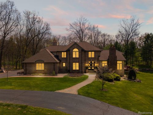 561 Valley Dr, Milford, MI, 48381-3381 | Card Image