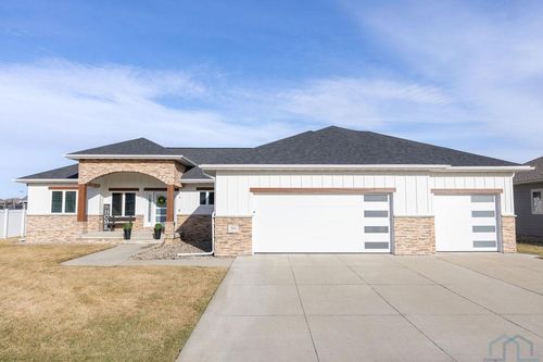 704 Kingston Cir, Sergeant Bluff, IA, 51054-8735 | Card Image