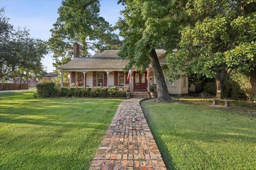 2490 Louisiana St, Beaumont, TX, 77702-1323 | Card Image