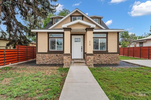 210 Oregon St, Gooding, ID, 83330-1168 | Card Image