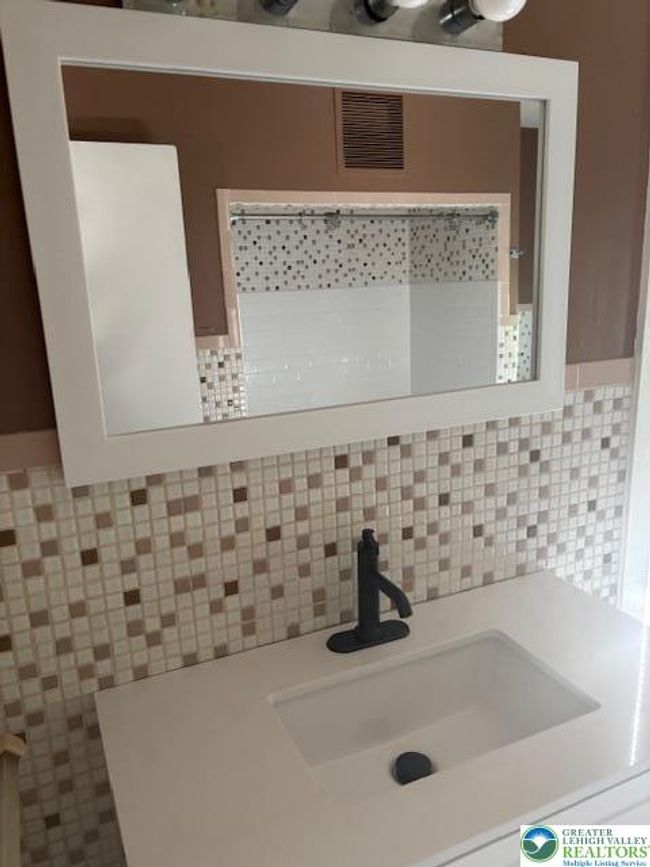 1st flr full bathroom brand new mirror | Image 9