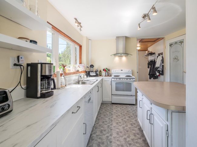 5908 Spray Street, House other with 4 bedrooms, 2 bathrooms and 8 parking in Sechelt BC | Image 6