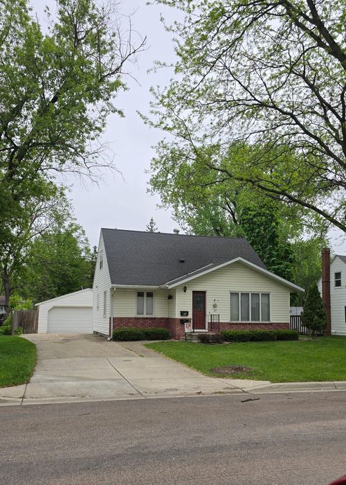 207 E Lyon St, Marshall, MN, 56258-1829 | Card Image