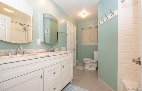 27621 Thomas Ave, Warren, MI, 48092-2861 | Card Image