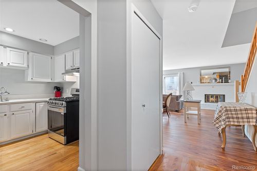 587 Tennyson, Rochester Hills, MI, 48307-4247 | Card Image