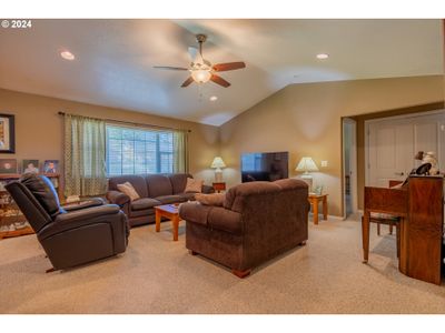 1562 Sw Meadow View Dr, House other with 4 bedrooms, 2 bathrooms and 2 parking in Hermiston OR | Image 2