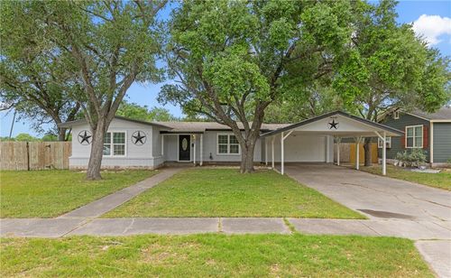 620 E 9th St, Bishop, TX, 78343-2902 | Card Image