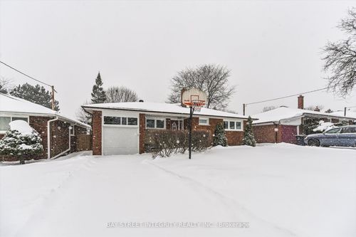 16 Shaunavon Heights Cres, North York, ON, M3A2P4 | Card Image