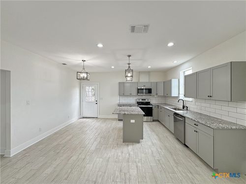 1637 Bob White Dr, Spring Branch, TX, 78070-5262 | Card Image