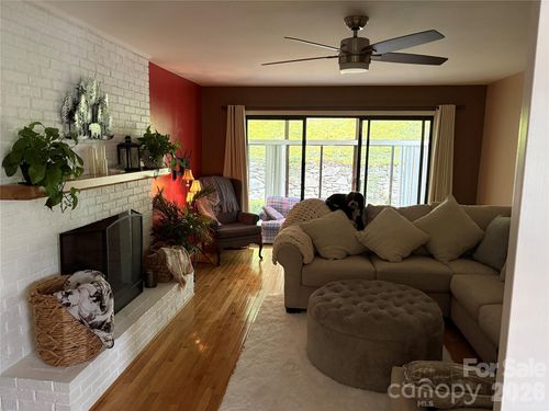 610 Britton Creek Dr, Hendersonville, NC, 28791-7218 | Card Image