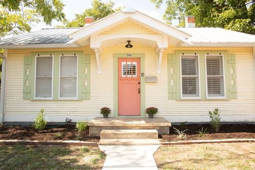 213 Mistletoe St, Fredericksburg, TX, 78624-3828 | Card Image