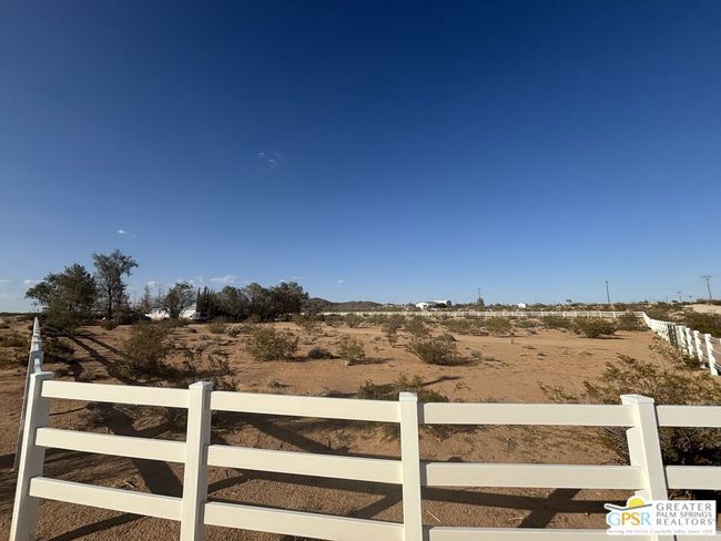 62922 Old Chisholm Trl, House other with 3 bedrooms, 2 bathrooms and 1 parking in Joshua Tree CA | Image 6