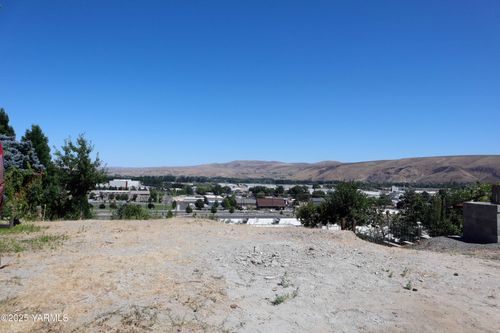 405 N 4th St, Selah, WA, 98942-1107 | Card Image