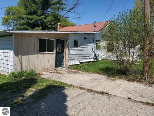 312 S Brown St, Edmore, MI, 48829-9611 | Card Image