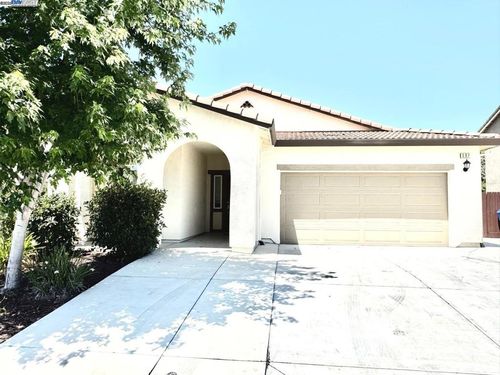 597 Pendragon St, Manteca, CA, 95337-2211 | Card Image