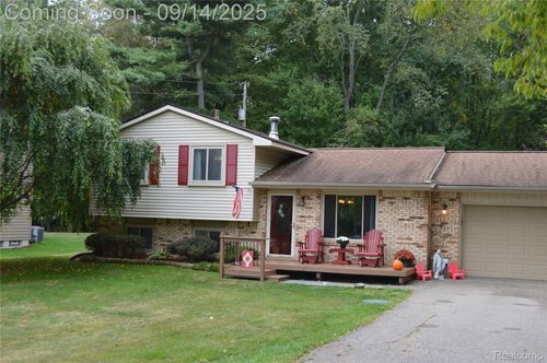 2955 Lynn Dr, White Lake, MI, 48386-1430 | Card Image
