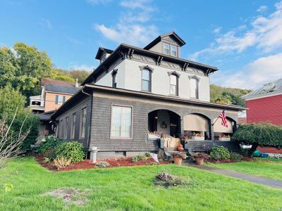 748 Commerce St, House other with 5 bedrooms, 2 bathrooms and null parking in Wellsburg WV | Image 1