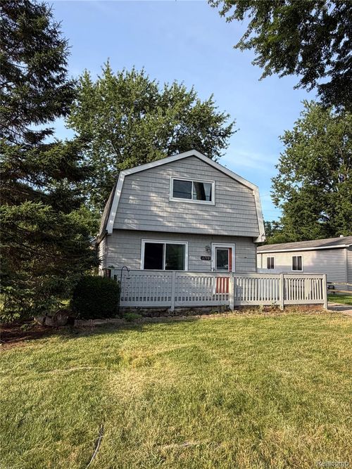 6798 Saline Dr, Waterford Twp, MI, 48329-1254 | Card Image